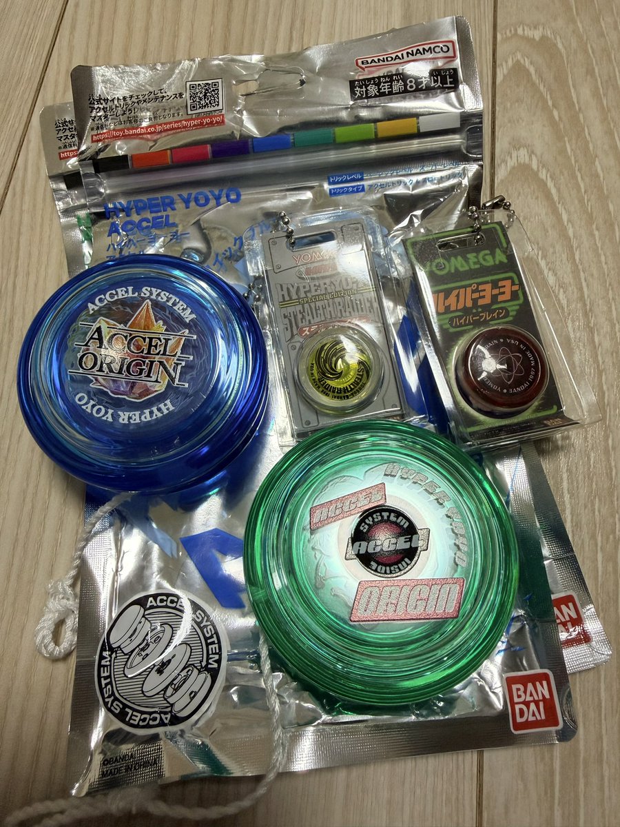 ldrer's tweet image. 学校の友だちがヨーヨーしていたらしいのと、ハイパーヨーヨーのミニチュアコレクションガチャを見つけたのをきっかけにして、1年半くらい前に購入していたハイパーヨーヨーアクセル-アクセルオリジン-パンキッシュグリーンとヒロイックブルーをアンロック(開封)した