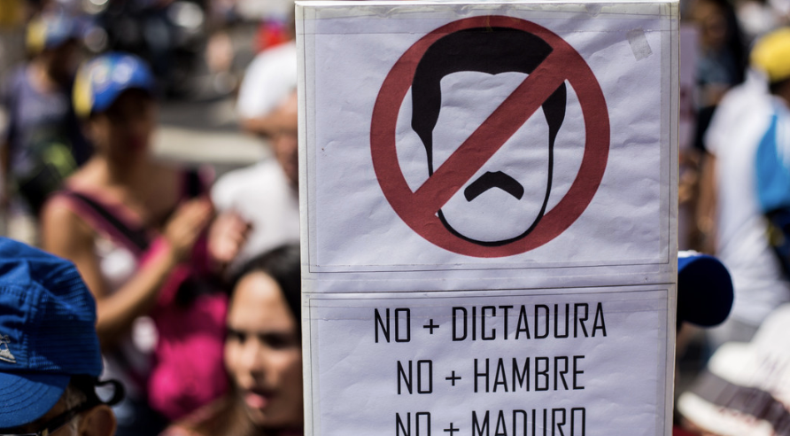rivistailmulino's tweet photo. «Della mattanza della primavera del 2017, quando la polizia e l’esercito venezuelani hanno disperso i cortei contro Maduro e ucciso decine di persone, resta solo qualche pozza di vernice secca sull'asfalto» @ClaudioGiunta, dal nostro archivio.
https://t.co/zez2G1lCSg https://t.co/q1NYsqPppP