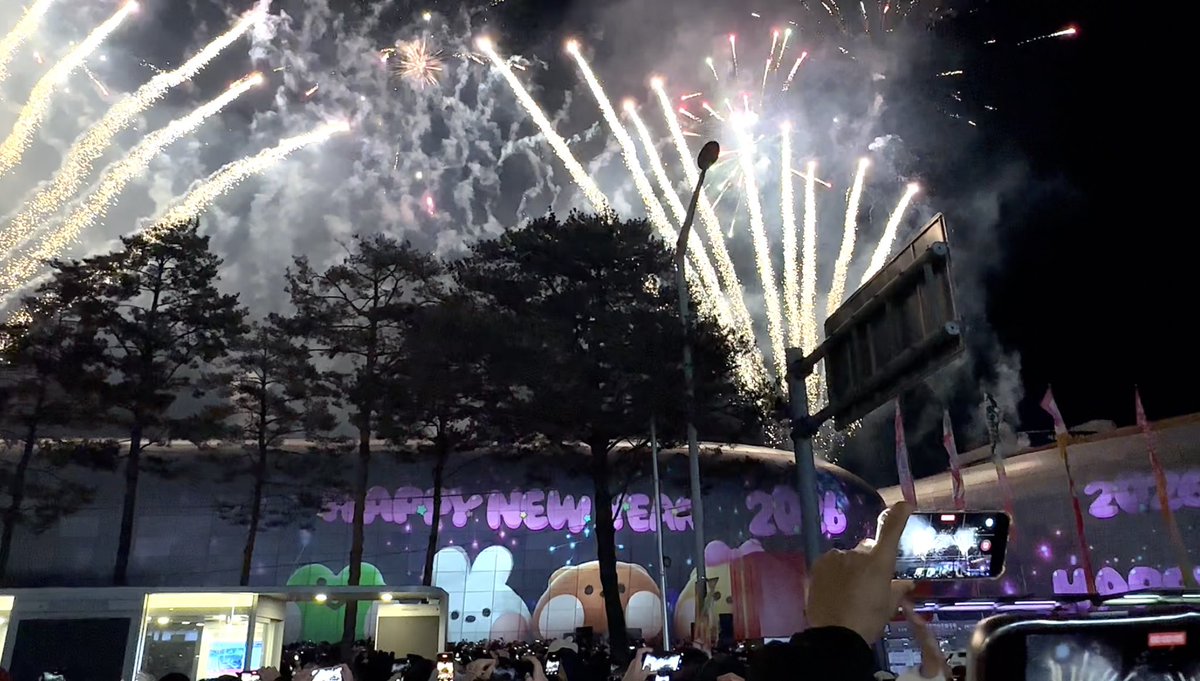 _totonouchan_'s tweet photo. 明けましておめでとうございます🎍🌅

韓国で年越しして、箱根駅伝を見なければいけないので元旦に帰国。
DDPのカウントダウン楽しかった🇰🇷

今年の箱根、ほんっとにおもしろかったー
5区の記憶なくしてもう一回見たい
来年まだ名探偵いるから問題解決に期待👓
次の箱根までわたしも頑張る https://t.co/mSry2QRDPp