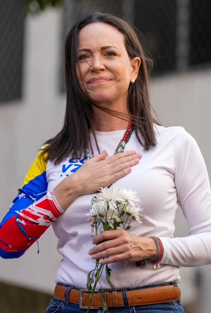 POTUSupporters's tweet image. BREAKING: The Venezuelan opposition has already mobilized to secure government buildings and work toward establishing a legitimate administration.