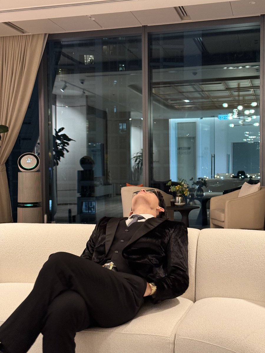 ppnaravit's tweet image. ชั้นจะนอนรอตรงนี่จนกว่าพวกเทอจะเปิดทีวี #MeAndTheeSeriesEP8