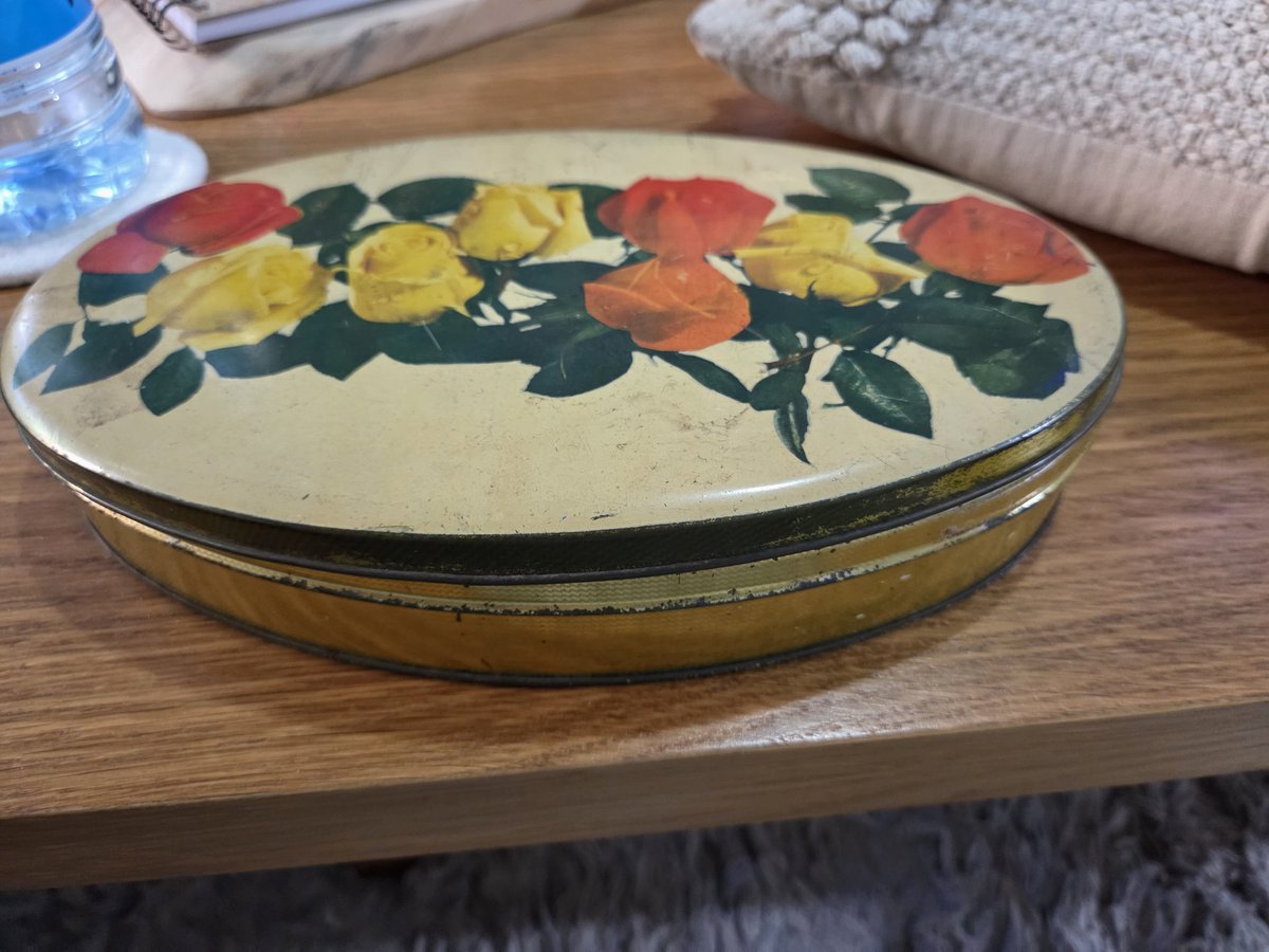 MorSarahBH's tweet image. Soon to be posted on my eBay...
#oldisgold
#collectibleboxes
#candyboxes
#roses
#motta