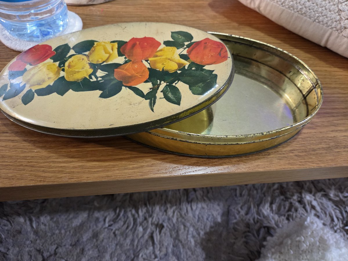 MorSarahBH's tweet image. Soon to be posted on my eBay...
#oldisgold
#collectibleboxes
#candyboxes
#roses
#motta