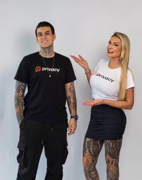 QGdoPOP's tweet photo. Andressa Urach se defende em novo pronunciamento após críticas a gravação com o filho:

“Somos descendentes de Adão e Eva! correto? Eles tiveram 3 filhos homens… Não sabia que homens geram filhos? E eu sou a errada? Pergunta pra Eva o que ela fez pra gerar mais descendentes”. https://t.co/rA0dTyfiDp