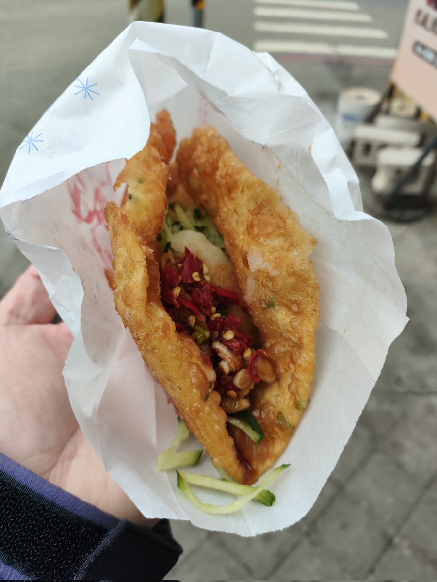 arilin888's tweet photo. 門口會聚集很多 麻雀 來撿漏 https://t.co/XQvBV7S9jh