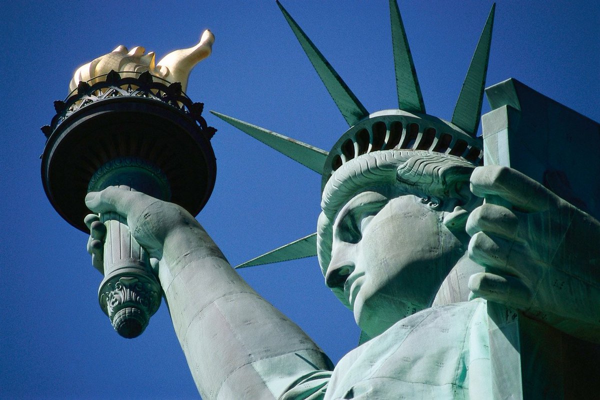 إن الأمم تصنع تماثيل كبيرة للأشياء التي تفتقدها أكثر ."

- جورج برنارد شو