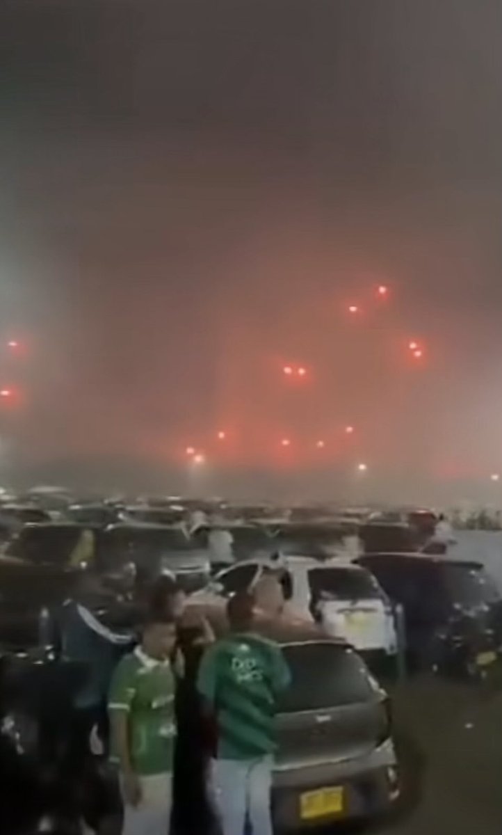 Momentos angustiantes en Venezuela, mientras su población veía cómo la bombardeaban. #PrayForVenezuela 🙏🏻😞
Vía: <a href="/CNNEE/">CNN en Español</a> 🤝