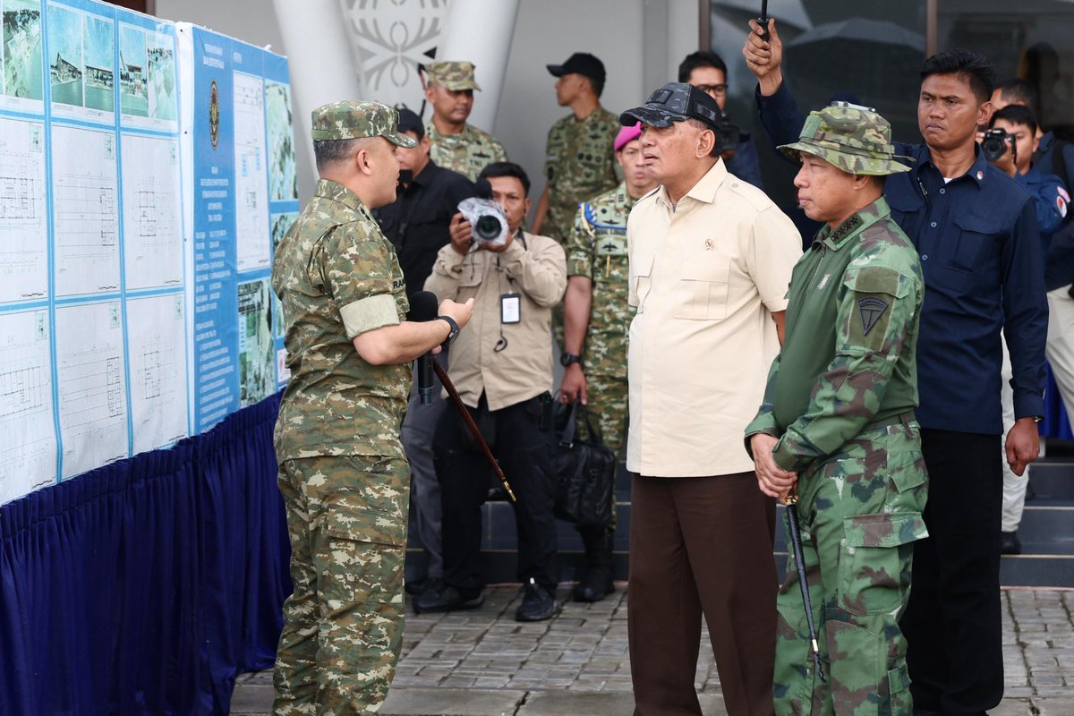 sjafriesjams's tweet photo. Bersama Panglima TNI, saya meresmikan infrastruktur dan sarana prasarana Lanud Yohanis Kapiyau sebagai bagian dari penguatan postur pertahanan udara di wilayah timur Indonesia (Jumat, 2 Januari 2026).

Pembangunan ini merupakan investasi strategis negara untuk meningkatkan kesiapsiagaan, mobilitas, dan daya tangkal TNI AU dalam menjaga kedaulatan serta melindungi segenap rakyat Indonesia.

Sinergi TNI yang solid, didukung infrastruktur yang andal adalah kunci pertahanan nasional yang kuat dan berlapis.

@Kemhan_RI @Puspen_TNI
