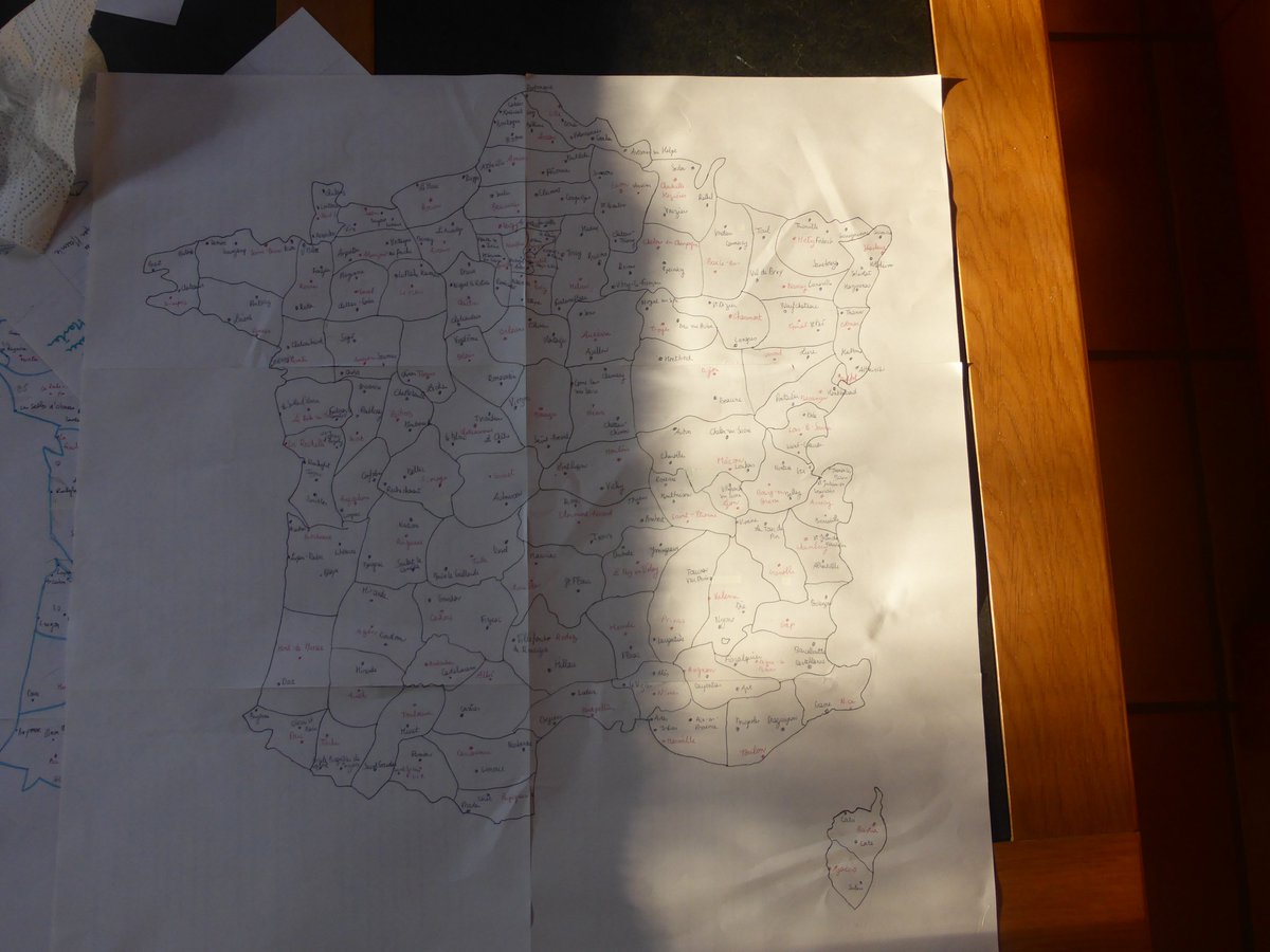 amonhumbleimo's tweet photo. avec mes copains on fait la fance de tête : tracer les frontières des départements, préfectures, sous prefectures sans aide extérieure (oui je suis en licence de géo et oui je fais ça au lieu de révisier mes partiels) https://t.co/d1rl1KqFi3