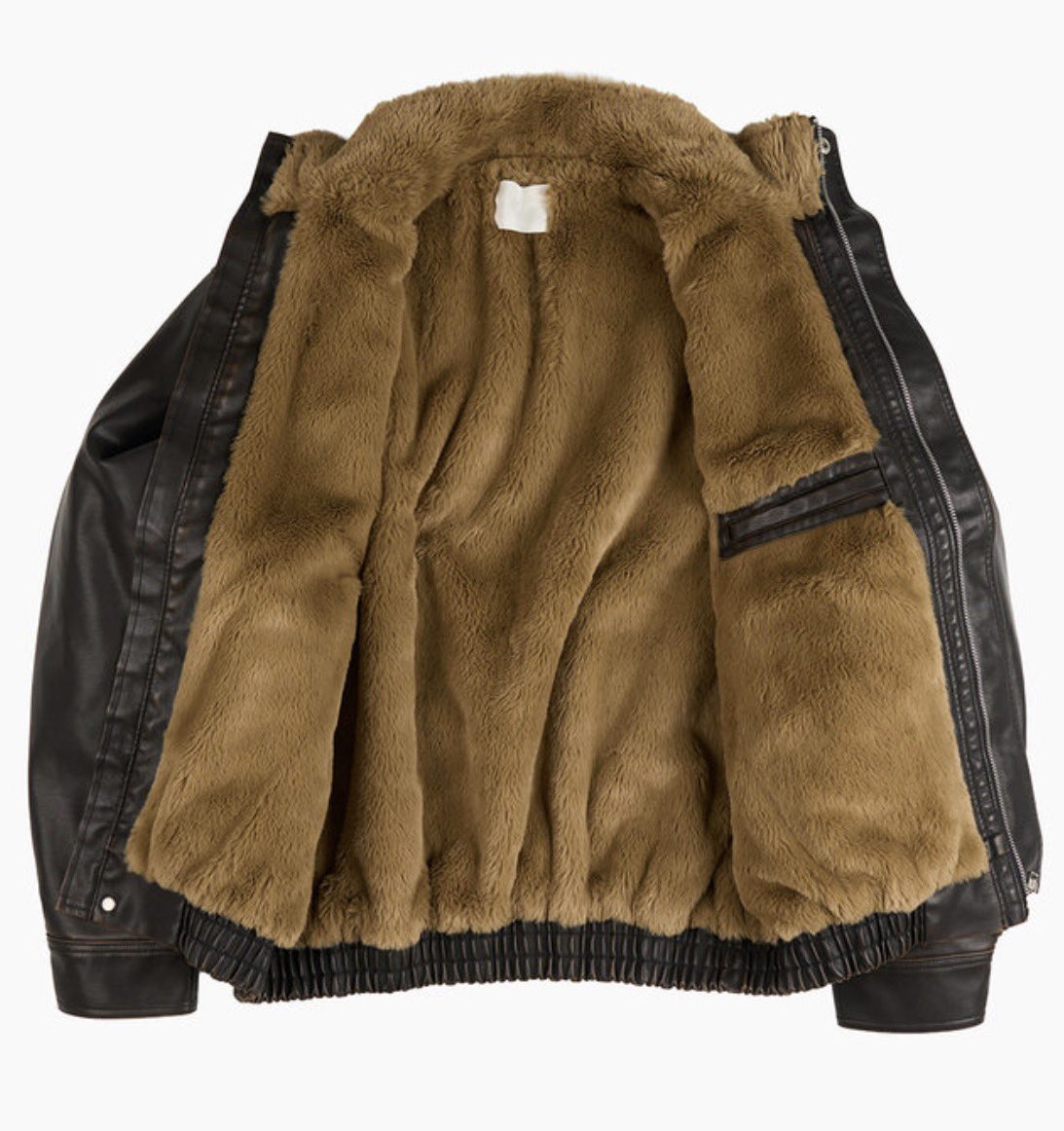 요즘 안감이 털인 아우터 너무 좋음🥹

포근해보이는데 입으면 너무 따끈해..
그리고 입을때 이불 덮은것처럼 뷰드러움😻