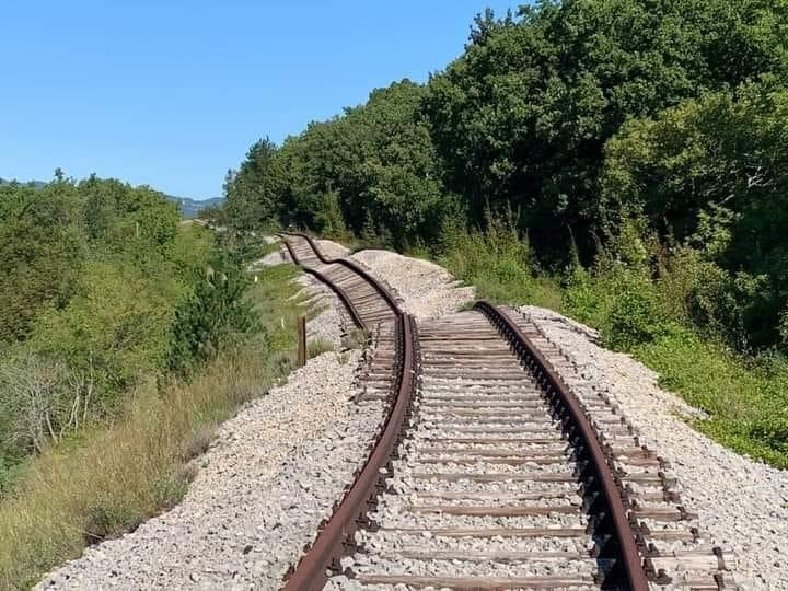 Garcimonero's tweet photo. Las vías del tren Interoceánico tras el temblor. 
Esa obra echa con el culo y que solo sirvió para robar será una fuete continua de tragedias, no son accidentes, son consecuencias de la corrupción y la incompetencia. https://t.co/Uv2H6tTV0L