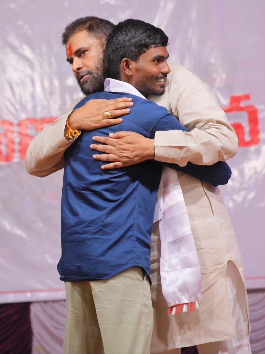 JanaSenaParty's tweet photo. డబ్బున్న నాయకులు కాదు... దమ్మున్న యువత కావాలి

తెలంగాణలో పోరాట శక్తి ఉన్న యువతకు కొదవ లేదు

అలాంటి యువతకు జనసేన సిద్ధాంతాలు బలాన్నిస్తాయి

జన సైనికులు తెలంగాణకు భవిష్యత్తు కావాలి

తెలంగాణలో పార్టీ నిర్మాణం వారి చేతుల్లోనే ఆధారపడి ఉంది

ఏదో ఒక రోజు తెలంగాణలో జనసేన కీలక పార్టీగా అవతరిస్తుంది

కొండగట్టులో తెలంగాణ నాయకులు, కార్యకర్తల సమావేశంలో

జనసేన అధ్యక్షులు శ్రీ @PawanKalyan గారు.
#Telangana