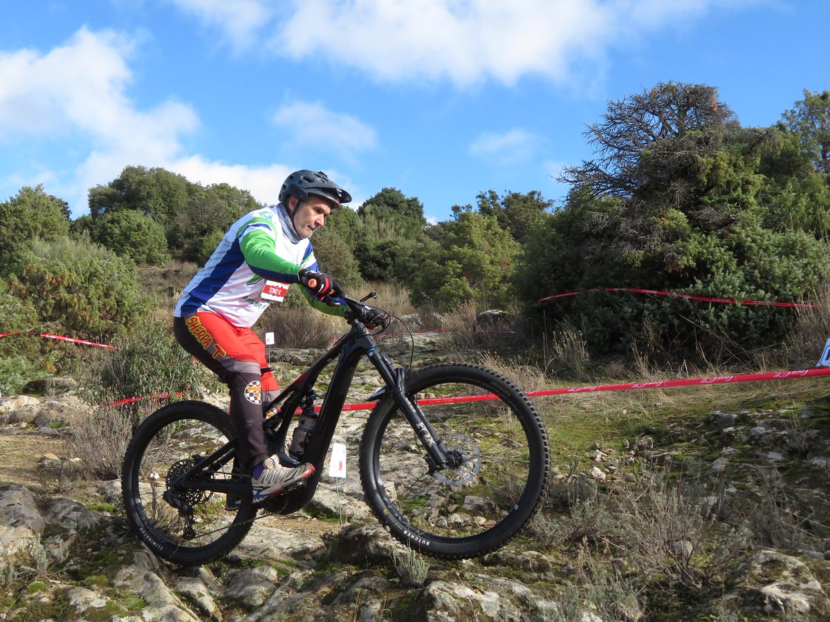 El expiloto automovilista José María Ginés hizo podio en el Trialsin 45 Aniversario Robledo en la clase e-bike, donde triunfó otro campeón nacional como Toño Villanueva. Fotos de África Quijada.