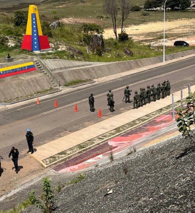 HumorQueCola's tweet image. 🚨 MUNDO: Venezuela fechou a sua fronteira com o Brasil.

A informação foi confirmada pelo diretor-geral da Polícia Federal, Andrei Rodrigues, que afirmou que, do lado brasileiro, os postos de imigração seguem abertos e operando normalmente.