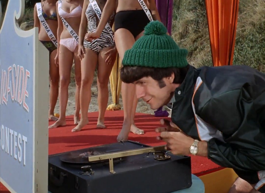 4 beautiful women behind him and he's acting like that literally what is wrong with him