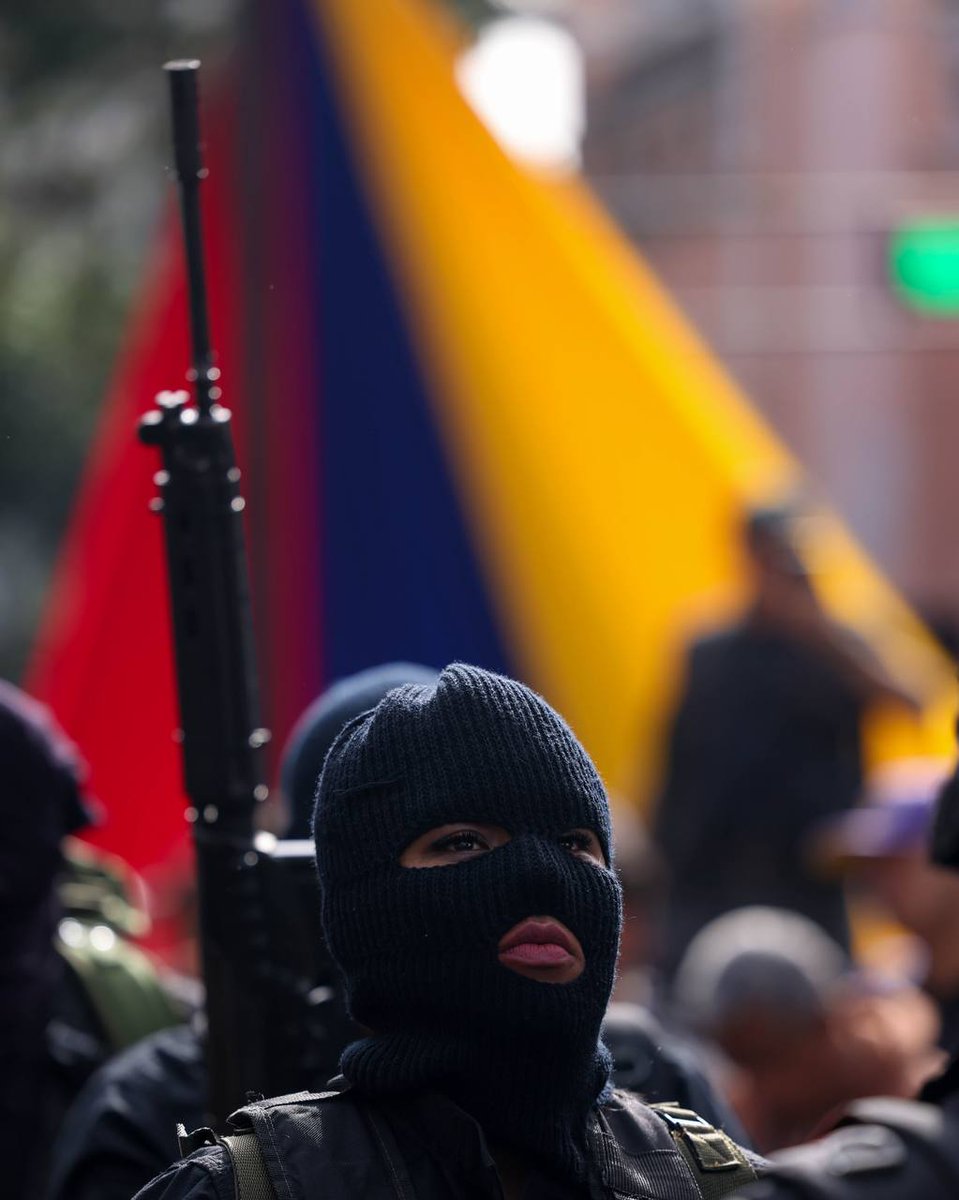 KawsachunNews's tweet photo. Venezuelans flood the streets in response to overnight U.S. terrorist attacks @nawseas https://t.co/JgGH8CAc13