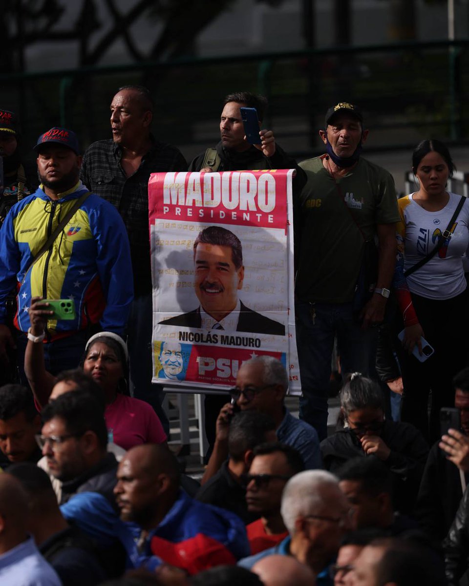 KawsachunNews's tweet photo. Venezuelans flood the streets in response to overnight U.S. terrorist attacks @nawseas https://t.co/JgGH8CAc13