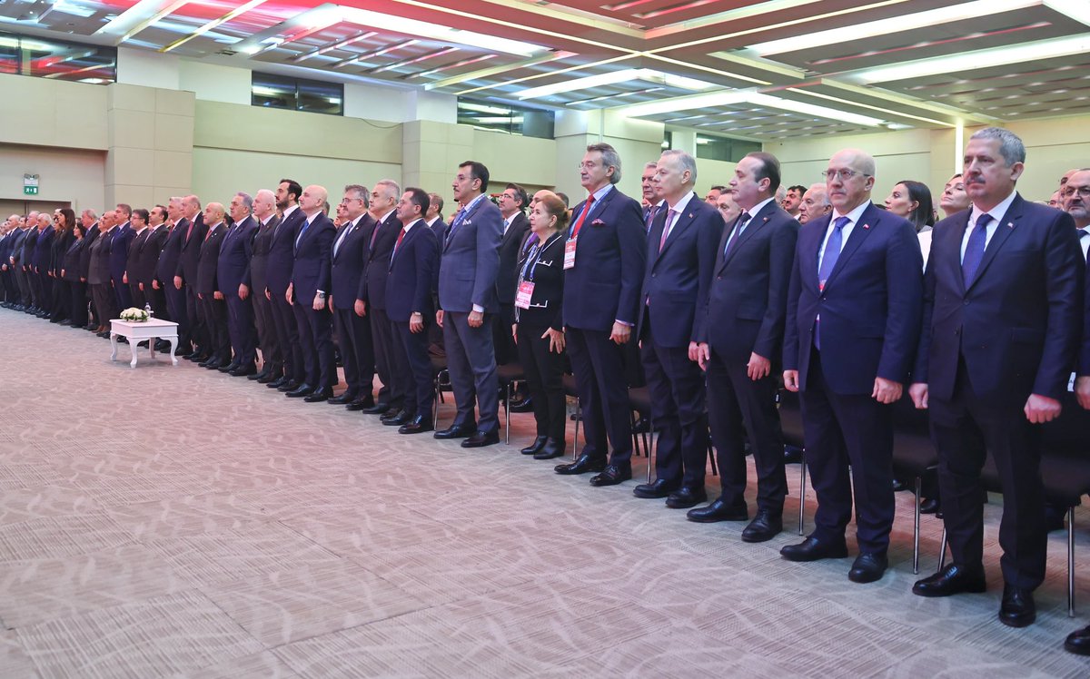 mahmutgurcan's tweet photo. Cumhurbaşkanımız Sayın Recep Tayyip Erdoğan’ın (@RTErdogan) teşrifleriyle, İstanbul Kongre Merkezi’nde düzenlenen 2025 Yılı Aralık Ayı ve 2025 Yıllık Bazda Mal ve Hizmet Dış Ticaret Verileri Basın Açıklaması programına katılım sağladık.

2025 yılı boyunca mal ve hizmet ihracatında kaydedilen gelişmeler, küresel ekonomik dalgalanmalara rağmen Türkiye’nin dış ticarette sergilediği güçlü ve kararlı duruşu ortaya koymuştur.

Ticaret Bakanlığı olarak, ihracatı artırmaya, yüksek katma değerli ve teknolojik üretimi desteklemeye yönelik politikalarımızı 2025 yılı boyunca kararlılıkla sürdürdük. Dış ticarette daha dengeli, sürdürülebilir ve güçlü bir yapının inşası yönünde atılan adımların karşılığını almaya devam ediyoruz.

Cumhurbaşkanımız Sayın Recep Tayyip Erdoğan’ın liderliğinde; üretimi ve ihracatı merkeze alan ekonomik modelimiz doğrultusunda, iş dünyamızla yakın istişare içinde hareket ediyor; Türkiye’nin tedarik zincirlerindeki güvenilir konumunu daha da pekiştirmek için yoğun bir diplomasi ve reform süreci yürütüyoruz.

Önümüzdeki dönemde de Türkiye Yüzyılı vizyonu çerçevesinde; ihracatımızı daha ileriye taşıyacak, dış ticaret hacmimizi güçlendirecek ve ülkemizin küresel ticaretteki payını artıracak adımları kararlılıkla atmayı sürdüreceğiz.
