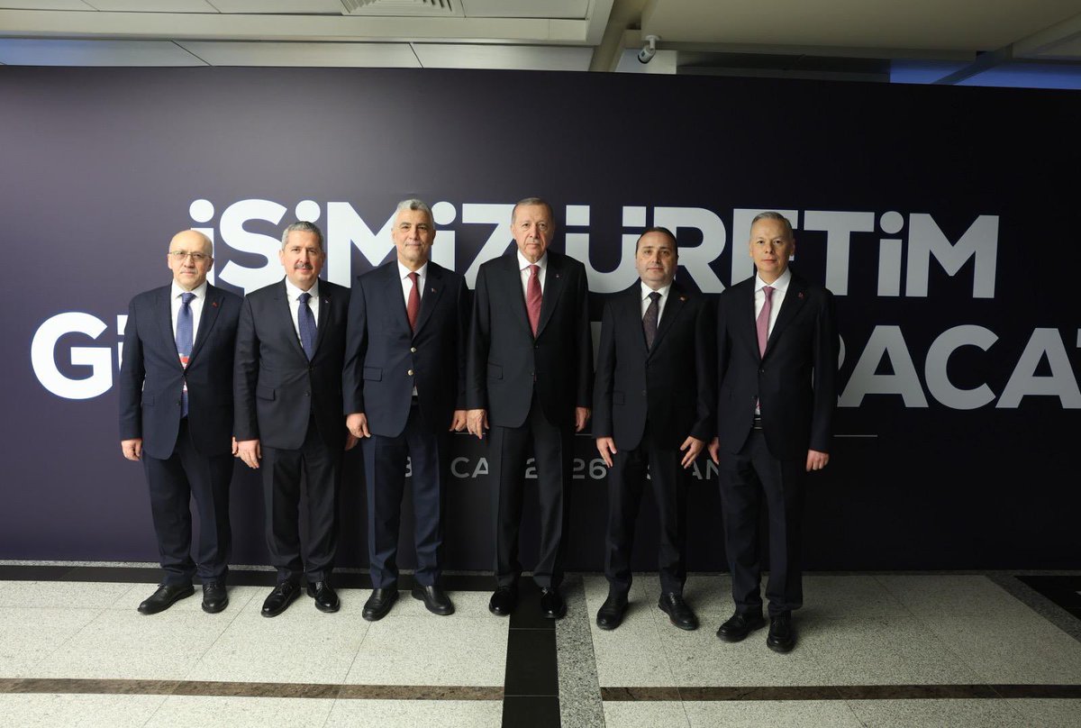 mahmutgurcan's tweet photo. Cumhurbaşkanımız Sayın Recep Tayyip Erdoğan’ın (@RTErdogan) teşrifleriyle, İstanbul Kongre Merkezi’nde düzenlenen 2025 Yılı Aralık Ayı ve 2025 Yıllık Bazda Mal ve Hizmet Dış Ticaret Verileri Basın Açıklaması programına katılım sağladık.

2025 yılı boyunca mal ve hizmet ihracatında kaydedilen gelişmeler, küresel ekonomik dalgalanmalara rağmen Türkiye’nin dış ticarette sergilediği güçlü ve kararlı duruşu ortaya koymuştur.

Ticaret Bakanlığı olarak, ihracatı artırmaya, yüksek katma değerli ve teknolojik üretimi desteklemeye yönelik politikalarımızı 2025 yılı boyunca kararlılıkla sürdürdük. Dış ticarette daha dengeli, sürdürülebilir ve güçlü bir yapının inşası yönünde atılan adımların karşılığını almaya devam ediyoruz.

Cumhurbaşkanımız Sayın Recep Tayyip Erdoğan’ın liderliğinde; üretimi ve ihracatı merkeze alan ekonomik modelimiz doğrultusunda, iş dünyamızla yakın istişare içinde hareket ediyor; Türkiye’nin tedarik zincirlerindeki güvenilir konumunu daha da pekiştirmek için yoğun bir diplomasi ve reform süreci yürütüyoruz.

Önümüzdeki dönemde de Türkiye Yüzyılı vizyonu çerçevesinde; ihracatımızı daha ileriye taşıyacak, dış ticaret hacmimizi güçlendirecek ve ülkemizin küresel ticaretteki payını artıracak adımları kararlılıkla atmayı sürdüreceğiz.