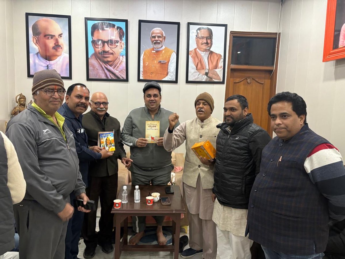 आज माननीय नगर संघ चालक श्री मान राजपाल जी, जिला प्रचारक श्री मान अंकित जी, मंडल कार्यवाह श्री मान प्रवीण जी एवं जिला सेवा टोली सदस्य श्री मान मंगतेश्वर नाथ तिवारी जी से आत्मीय भेंट हुई।
इस अवसर पर सभी ने संघ साहित्य भेंट किया।
संगठन के विचार, अनुशासन और समाज सेवा की भावना सदैव