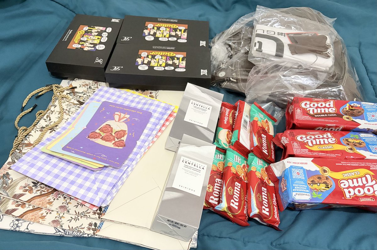Rossaaad's tweet photo. Bagian paling nyenengin dari giving gift tuh pas wrap the gift sama write the letter hehe
And yeahh… akhirnya jadi juga giftnya. Tinggal dikasih ke orangnya hari senin. Semoga mereka suka^_^ https://t.co/DFNHurkdUq
