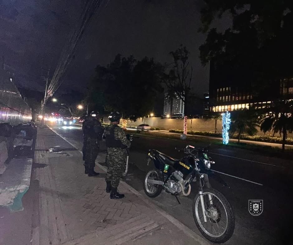 PMOPHN's tweet photo. #SoluciónContraElCrimen | Las Fuerzas Armadas de Honduras a través de la Policía Militar del Orden Público (#5BPMOP) ejecutó patrullajes móviles a inmediaciones de la Avenida Los Próceres, Plaza San Martín, Clínica Ebenecer y el CNE (Colonia El Prado), como parte de las acciones permanentes de seguridad ciudadana.

Estas operaciones tienen como objetivo prevenir hechos delictivos, mantener el control y garantizar la tranquilidad de la población.

#FFAAHN #PMOPHN