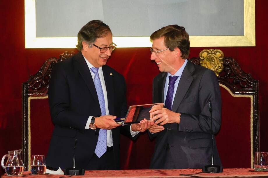 No solo le entregaste la Llave de Oro de Madrid a su socio y narcoterrorista Gustavo Petro, sino que hace unos meses rechazaste nuestra proposición para retirársela.

Eres un hipócrita.