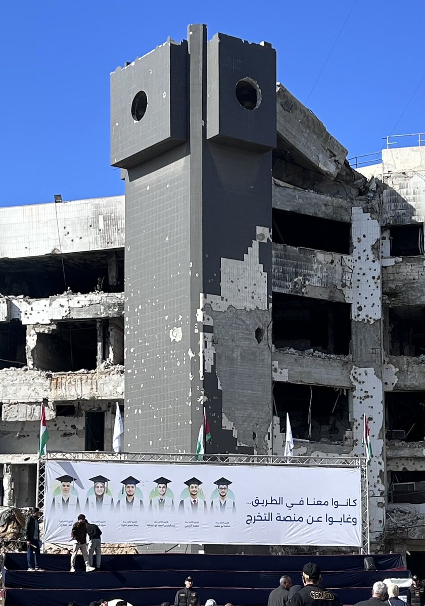 abod_bt's tweet image. أسماء ستة خريجين ارتقوا شهداء في حرب الإبادة، زملاء مقاعد ووجوه حلمت بالطب، سبقونا إلى المجد وبقوا جزءًا أصيلًا من هذا الإنجاز.

هم لم يغيبوا عن التخرّج؛ حضروا بأسمائهم، بتضحيتهم، وبالطريق الذي رسموه بدمهم.
خرجوا أطباء قبل أن يتسلّموا شهاداتهم، وعالجوا الوطن بأرواحهم.

رحمهم…