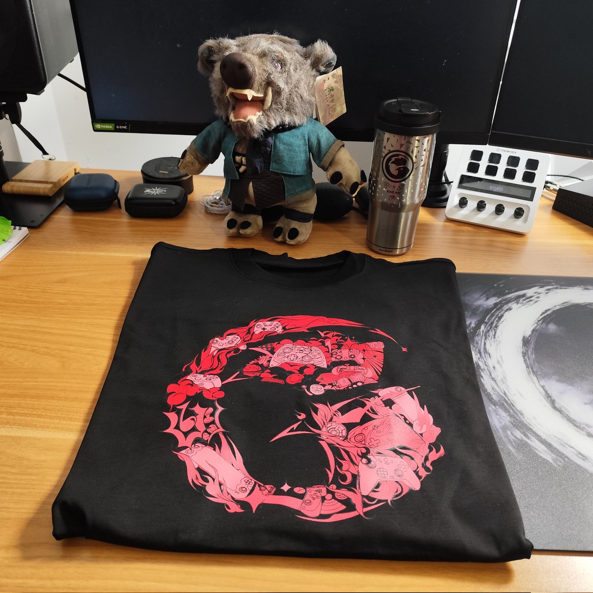 Merci à  <a href="/mygamesir/">GameSir</a> pour le cadeau de Noël ❤️
La peluche black Myth Wukong 
La gourde en métal 
Et un Tshirt avec un certain nombre de leurs manettes 🔥
Hâte de vous partager leur prochaine sortie de 2026 🤩