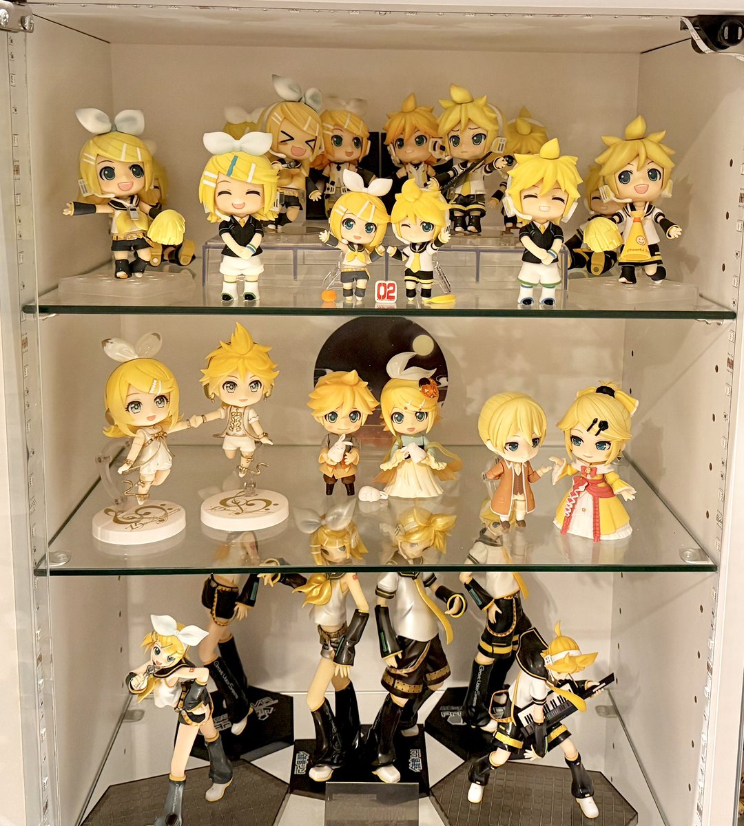 LR_kgm115's tweet image. 今日のみねちゃん棚の進捗🌼

フィギュアのおおまかな配置換えはできた！
ねんどろたちにも集まってもらった🫶
細かいところはまた明日かな😄
スマホ変えたからか、前回よりキレイに撮影出来た気がする🌟