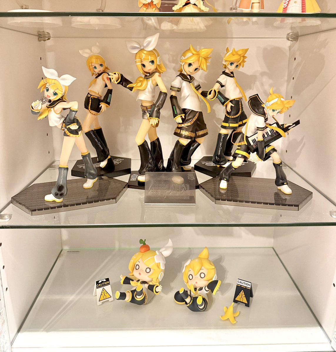 LR_kgm115's tweet image. 今日のみねちゃん棚の進捗🌼

フィギュアのおおまかな配置換えはできた！
ねんどろたちにも集まってもらった🫶
細かいところはまた明日かな😄
スマホ変えたからか、前回よりキレイに撮影出来た気がする🌟