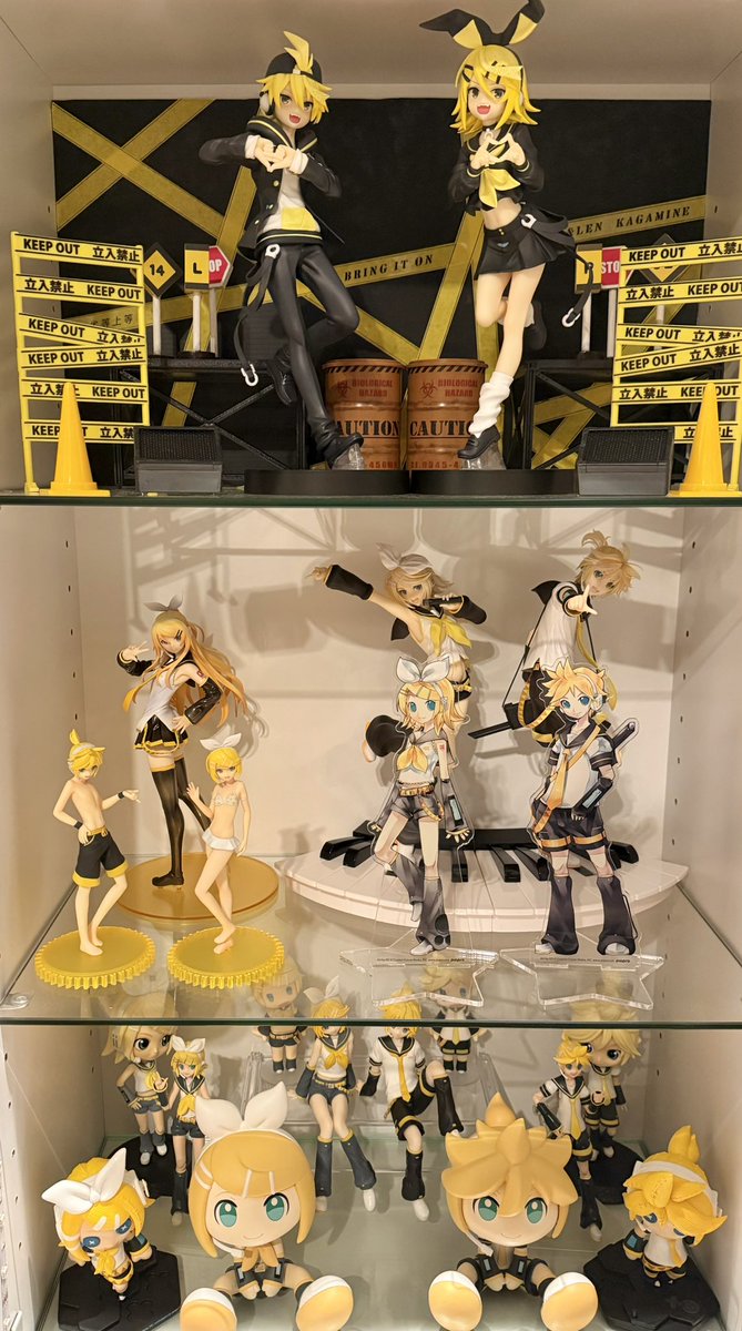 LR_kgm115's tweet image. 今日のみねちゃん棚の進捗🌼

フィギュアのおおまかな配置換えはできた！
ねんどろたちにも集まってもらった🫶
細かいところはまた明日かな😄
スマホ変えたからか、前回よりキレイに撮影出来た気がする🌟