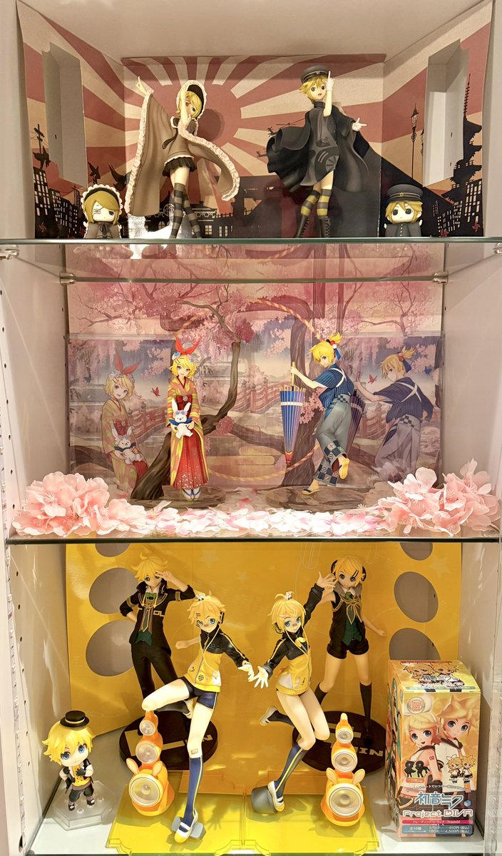 LR_kgm115's tweet image. 今日のみねちゃん棚の進捗🌼

フィギュアのおおまかな配置換えはできた！
ねんどろたちにも集まってもらった🫶
細かいところはまた明日かな😄
スマホ変えたからか、前回よりキレイに撮影出来た気がする🌟