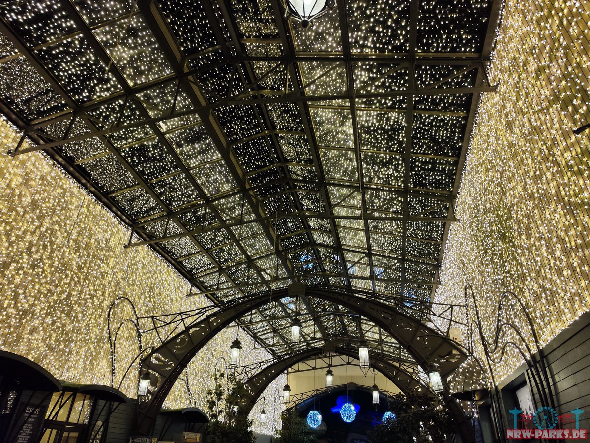 Das Lichtermeer beim Wintertraum.

#werbungunbezahlt #phantasialand #wintertraum #nrw #amusementpark #themepark #achterbahn #pretpark #rollercoaster #abenteuer #spass #spaß