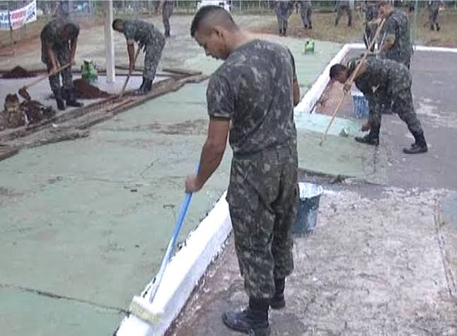 JoaquinTeixeira's tweet image. ⚠️ URGENTE: Venezuela dispensa ajuda do exército brasileiro. "Nosso foco agora não é pintar meio-fio ou cortar grama" disse o porta voz da guarda bolivariana.