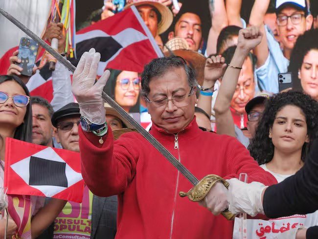 Eso de andar espada en mano no termina bien. Lo indica la historia.