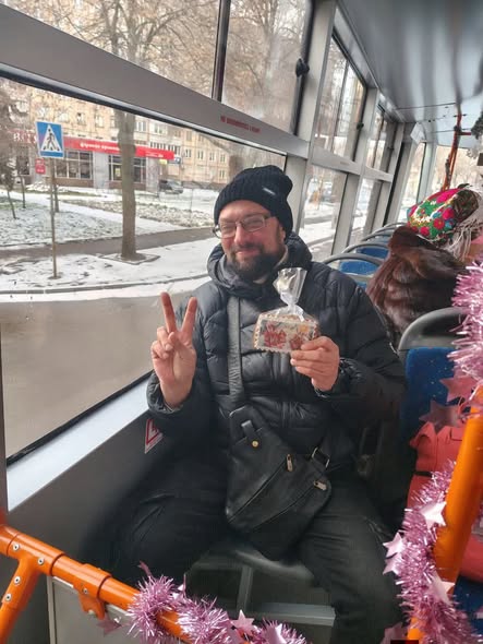 pogrebeckij's tweet photo. Ще одна жахлива втрата для Кривого Рогу! На фронті загинув військовий Андрій Моторний
За мирного життя чоловік працював на «АрселорМіттал. Кривий Ріг», де користувався великим авторитетом серед колег 
 Під час повномасштабного вторгнення став до лав збройних сил та в��конував бойові завдання на Херсонському напрямку. Незадовго до Нового року був у колі друзів та відзначав свята, однак після повернення на фронт знайшов свою загибель...
Чоловіка вдома не дочекалася жінка та дитина, його похоронять у Кривому Розі.