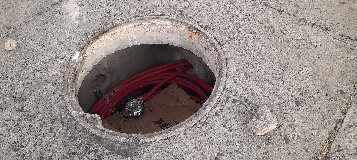 rake_dd's tweet image. @Trafico_ZMG @CFEmx ⚠️⚠️ 2 Registros sin tapa en vía pública MUY PELIGROSOS! Han tenido suerte de que no se roben el cable. Av Beethoven casi esquina Av. Patria, Lomas del Seminario, Zapopan. Afuera de muebles #Dico uno en frente del otro ⚠️⚠️ TIENE MESES Y NO ATIENDEN! URGENTE