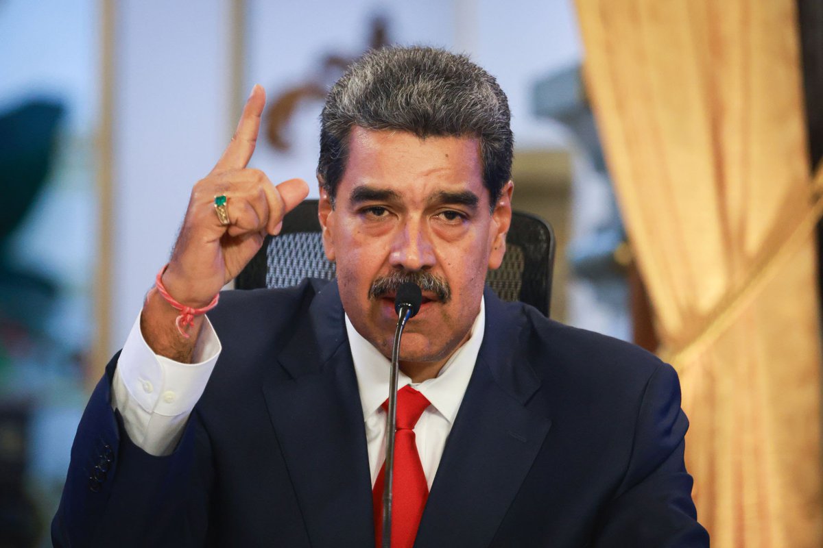 Venezuela Devlet Başkanı Maduro:  

-Ordudan muhalifleri attı, kendi adamlarını yerleştirdi.

-Seçimleri hileyle kazandı.

-Hukuk sistemini öldürdü, muhalefeti bastırdı.

-Kendisi lüks partiler, harcamalar yaparken; halkı aç bıraktı. Ekonomiyi batırdı. 

-Uyuşturucu işine girdi.