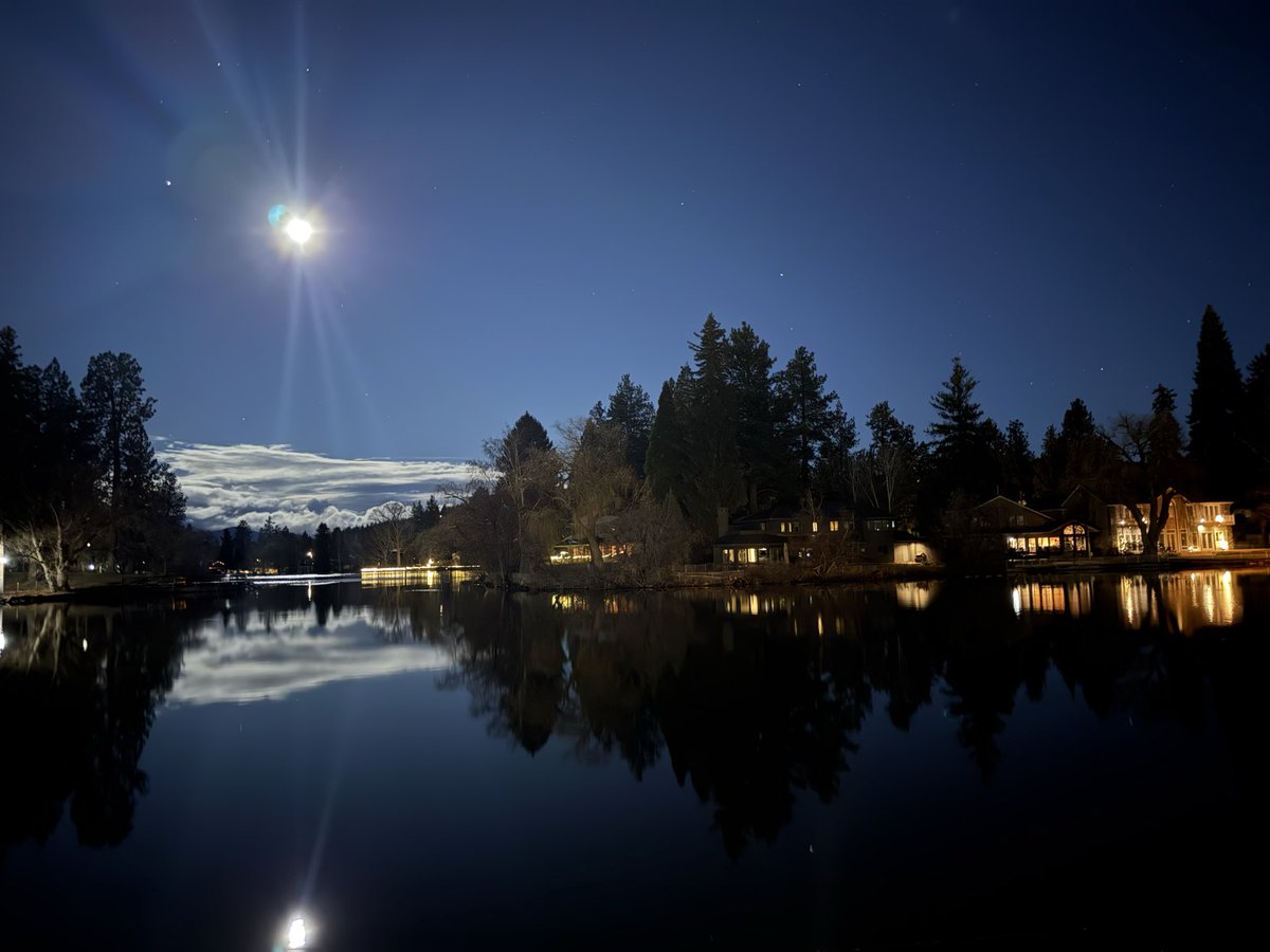 the_sageft's tweet photo. #mirrorpond early morning #Bend #OREGON
2second shutter speed
/
#iphone16pro https://t.co/S6waqJgUyK