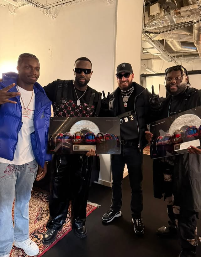 La Mano x Gims x SCH x Bedjik
#LaMano <a href="/GIMS/">G I M S</a> <a href="/Sch_Mathafack/">#19</a> <a href="/Bedjik93/">BEDJIK</a>