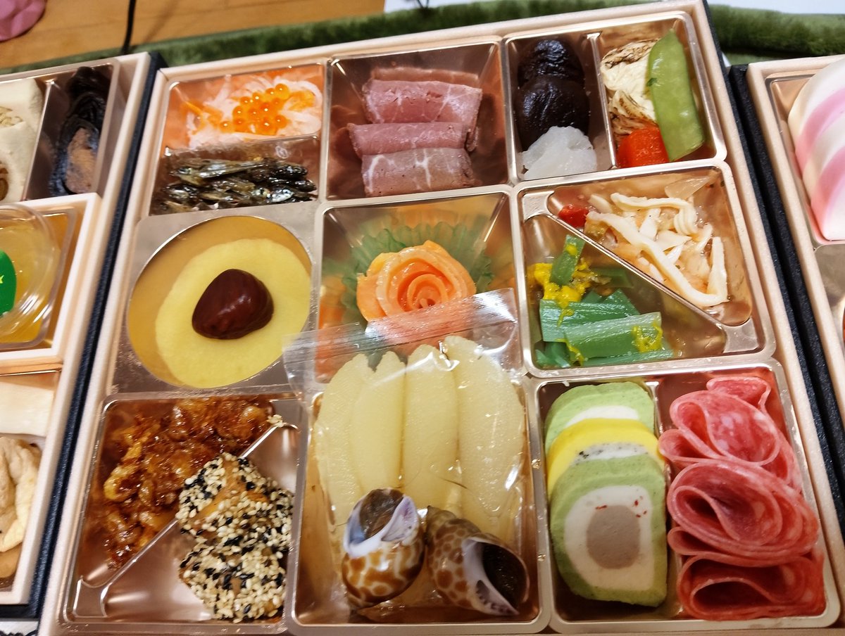UnaTrish's tweet photo. オセチの注文間に合ったから今年も無事料理しないですみまちた。 https://t.co/iF5G4xU5Bf