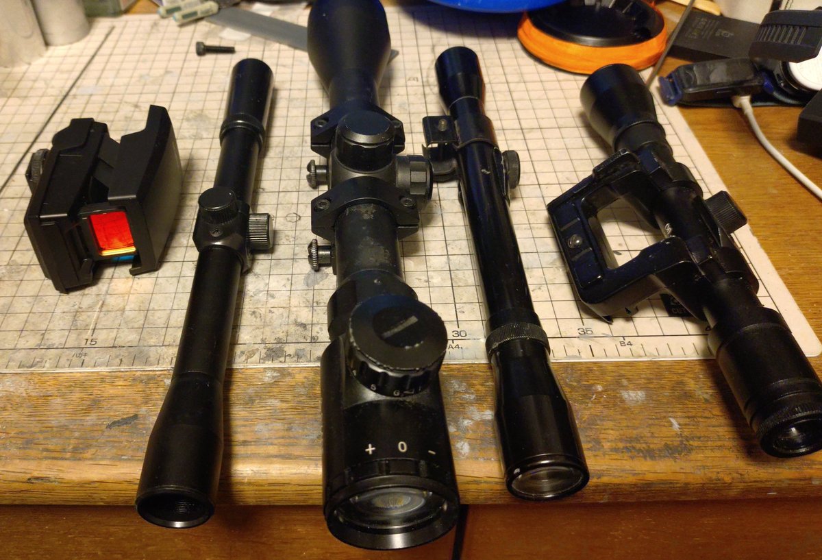 新年早々、自身の不注意によりぶっ壊してしまったブラスターの代わりを製作するにあたり光学機器をどうするか検討中…