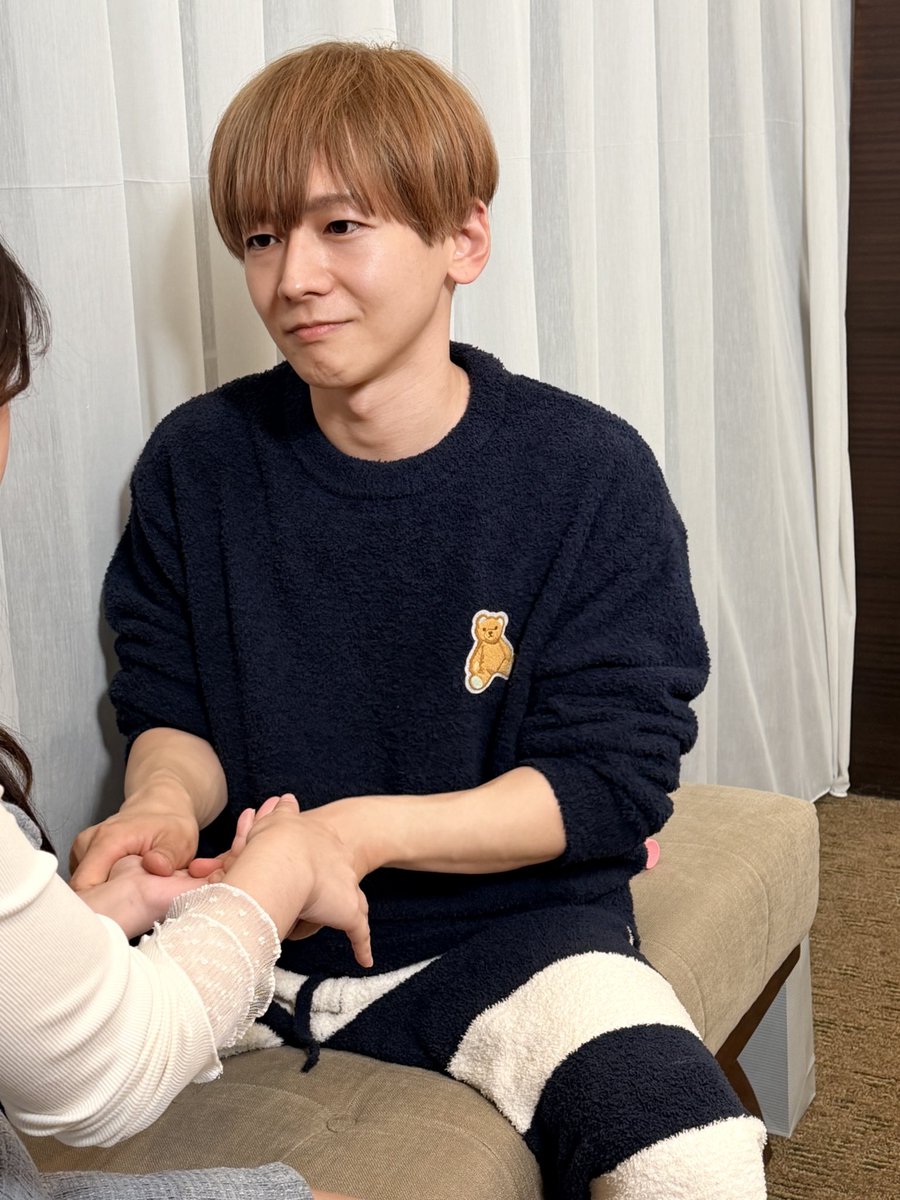 jimy515's tweet photo. 有這種大哥哥哄睡覺，捨得睡嗎？
我不要～～我不睡！！
這喉結超性感的啊啊啊啊❤️

@AduoEvent 
@rikumukai https://t.co/h7DkZYszJH