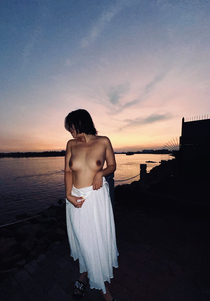 美丽的夕阳转瞬即逝

📷@tashayeye 

💌@luchu888   @ypzs888 

#露出狂ナイト露出画バトル https://t.co/Nz9tAt2iYQ