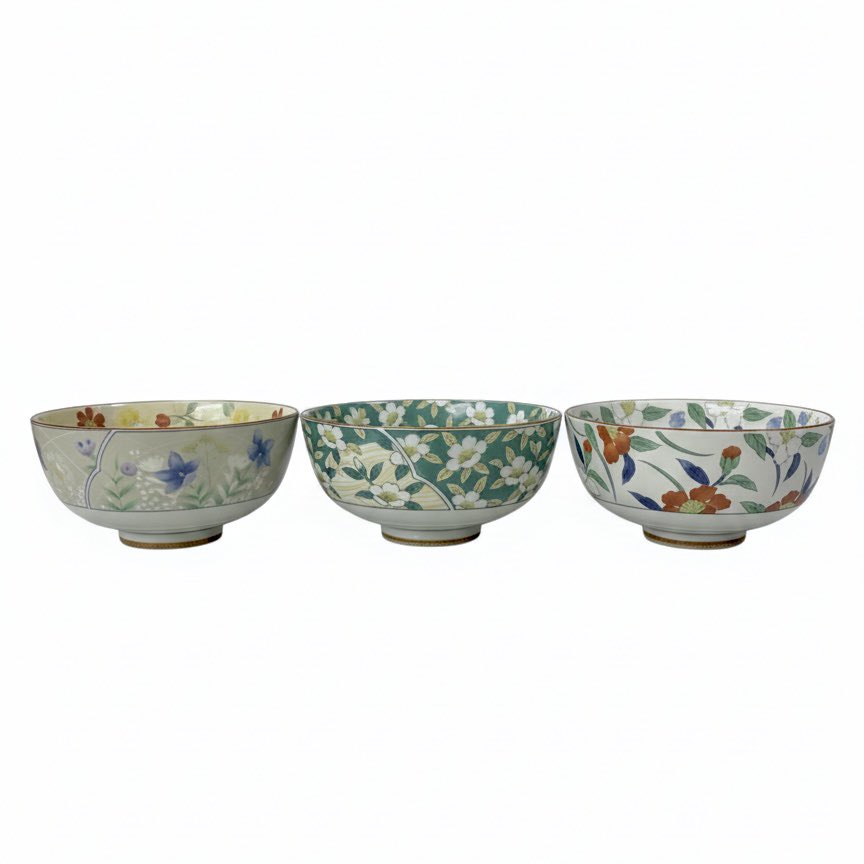 あけましておめでとうございます
お正月は実家とばあちゃんちで過ごしました

ばあちゃんちで眠っていた食器を沢山もらいました
すごくかわいいので見せてあげます