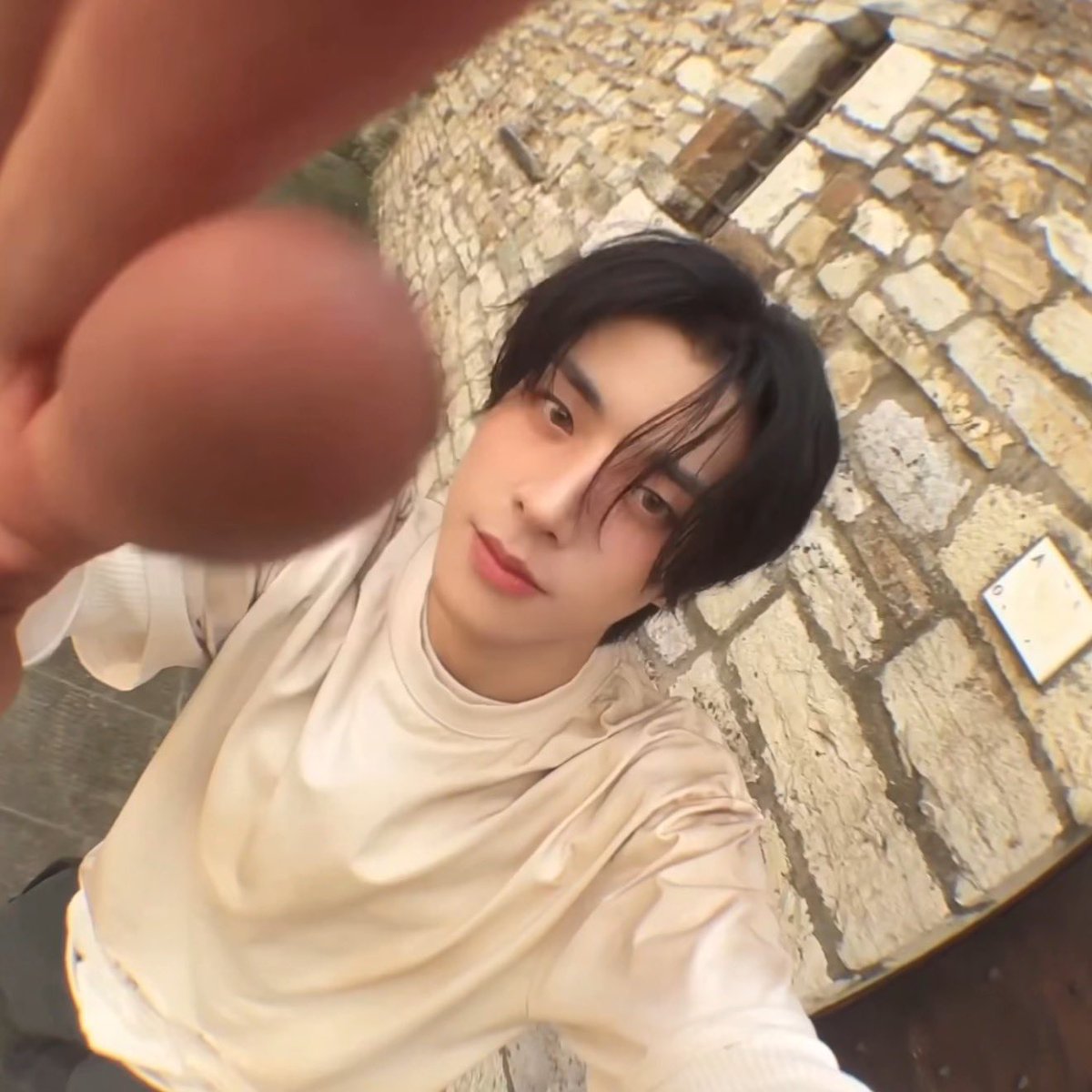 twinflate's tweet image. The blush placement OMGGG HE’S SO PRETTYYY