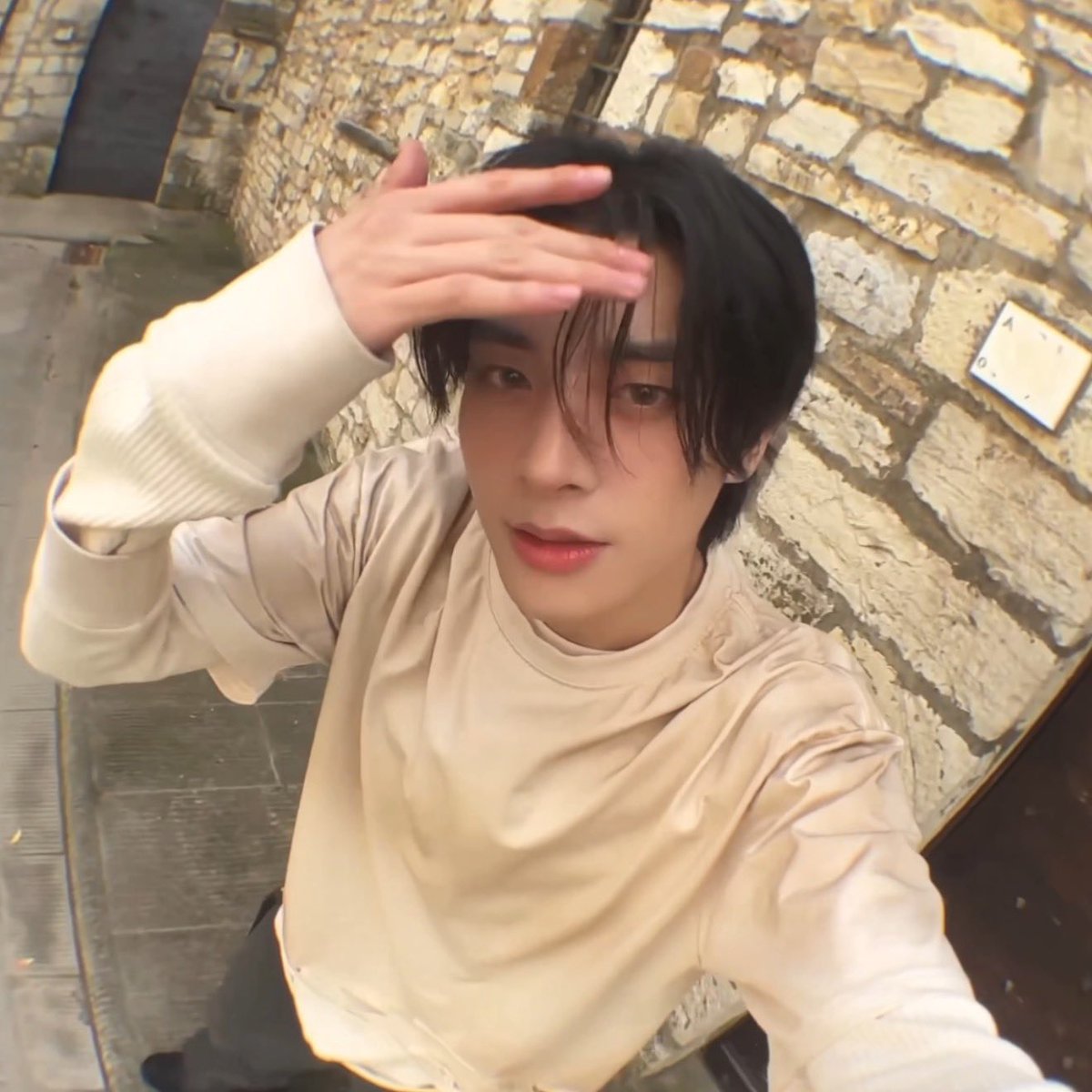 twinflate's tweet image. The blush placement OMGGG HE’S SO PRETTYYY