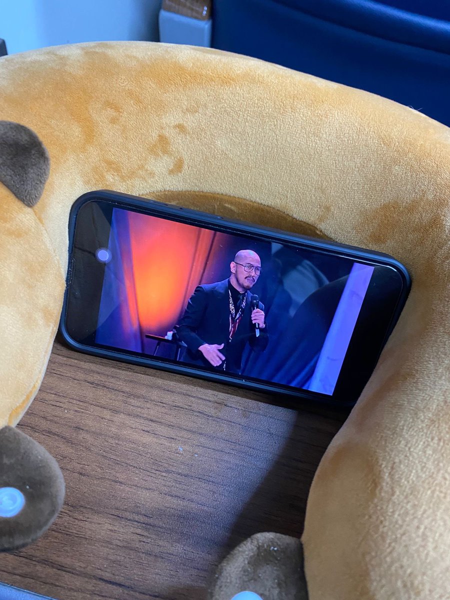 shitnicee's tweet image. Takut digebug warga kereta karena ketawa-ketawa, tapi memang lucu banget.