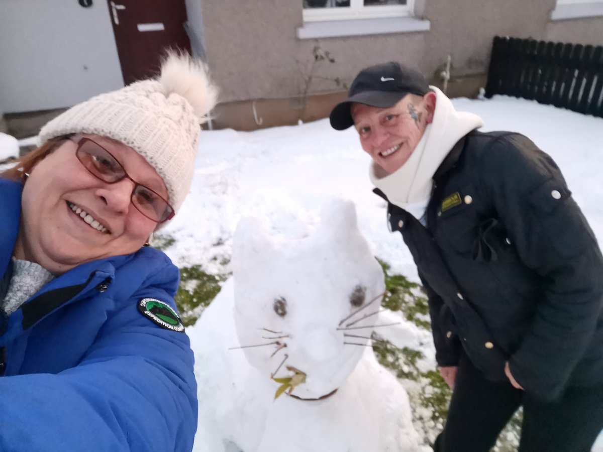 gemmaShort10's tweet photo. Me and my neighbour having fun with the snow 🌨️ this morning having a go a making a snow cat 🐈☃️🌨️😂😂 https://t.co/AwNnXGiNnt